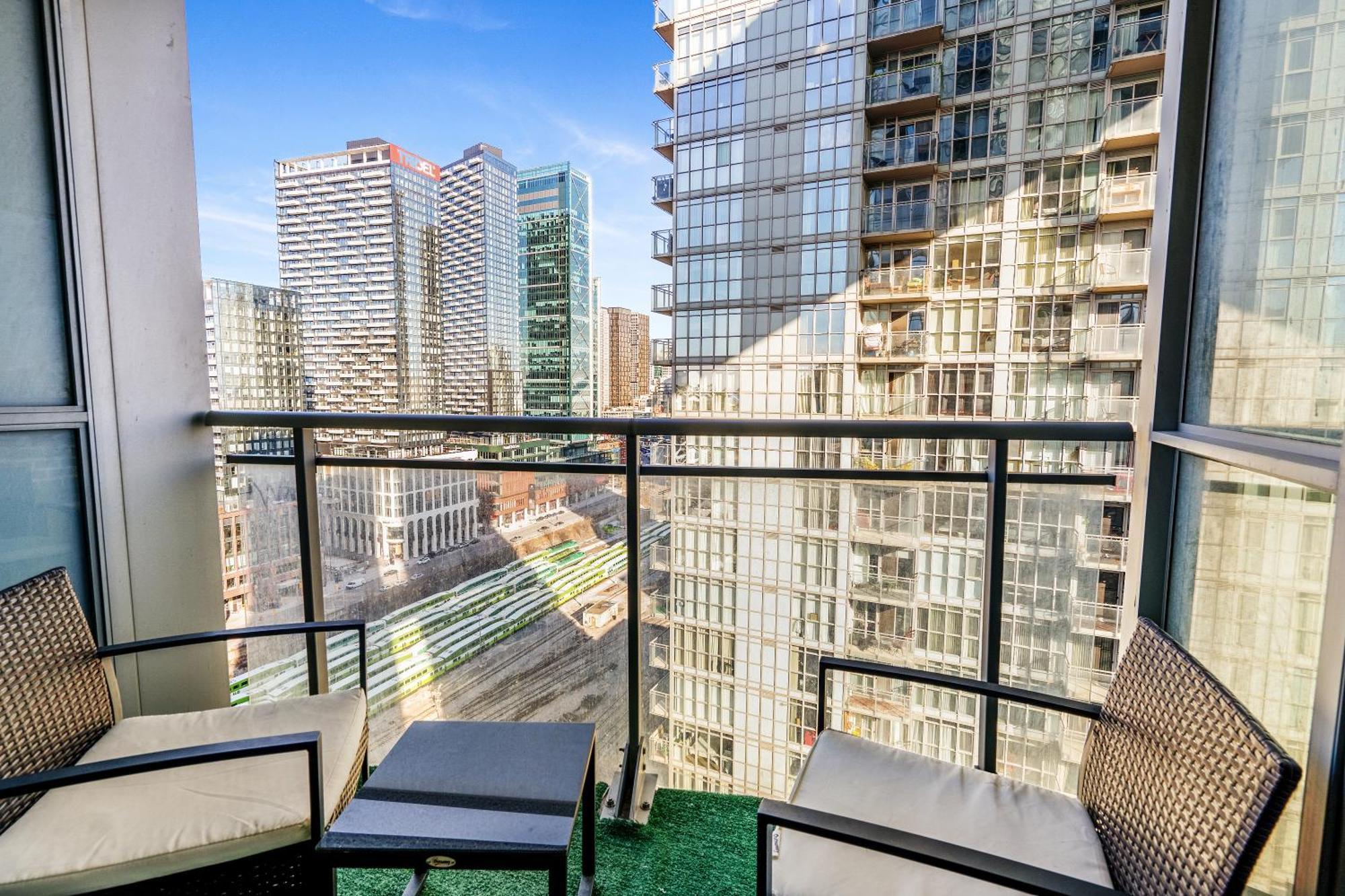 Exquisite Condos By Cn Tower With Parking Toronto Exterior foto